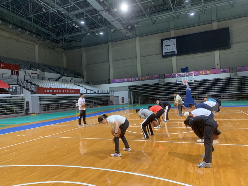 太阳报：B费夺冠面无表情，曼联球迷社媒盛赞他为称职队长